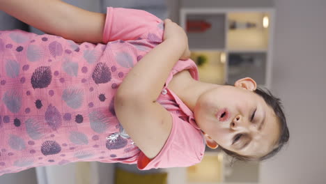 Vertical-video-of-Girl-child-with-shoulder-pain.